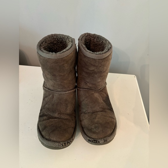 UGG Classic Sheepskin Boots in Grey - Women’s size 5 USA. 10 inches across sole - Picture 2 of 10